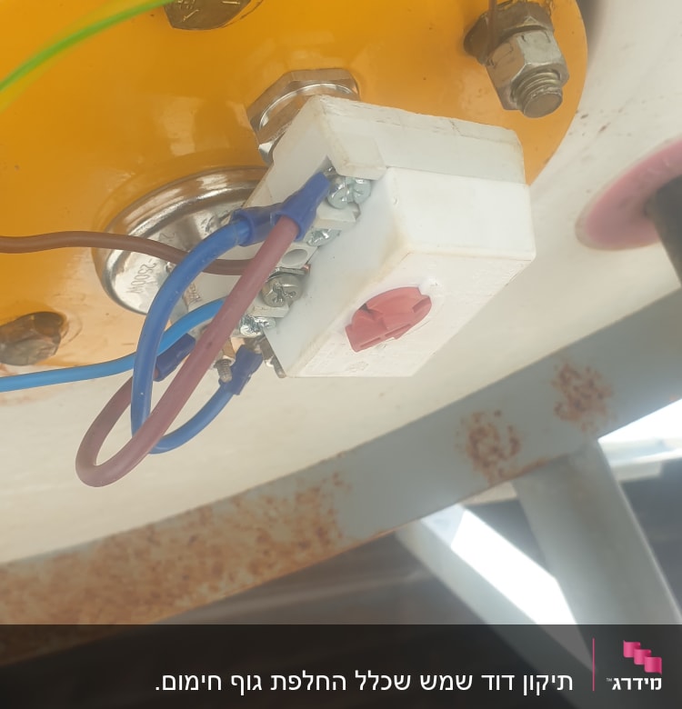 חיבורי חשמל עם חוטים צבעוניים וברגים